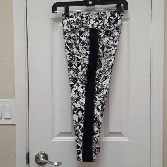 Nike Dri Fit  Legend. Jewels Tight Training Capri - Picture 10 of 15